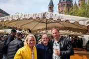 (v.l.n.r.) SWR-Kollegin Anna Lena Dörr, Ralf Boller (Mitte) und Tobias Kämmerer beim Mainzer Marktfrühstück.