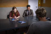 Kirsten Longacre und ihr Kollege Porter befragen Peter Ingles.