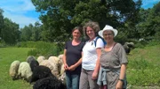 Manuela Prediger (Mitte) und Monika Siegel (rechts) auf der Farm der seltenen Tiere.