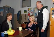 Lena (Johanna Bönninghaus, M.) berichtet den Sonnbichlers (Antje Hagen, l., und Sepp Schauer, r.) von ihrer Sorge, dass sie gefeuert werden könnte.