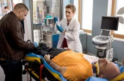 Matteo bringt Ismet Yildez in die Notaufnahme. Dr. Winter kümmert sich sofort um den Patienten.