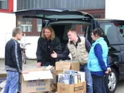 Trödelprofi Otto Schulte (2.v.r.) will der Familie nur helfen, wenn sie sich an seine Regeln halten...