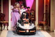 Die Ross kids become concerned that history is repeating itself after a scary old doorman tells them a building legend about a nanny who did "something terrible" to the kids in her care on Halloween. Meanwhile, Jessie and Tony work together to crash an exclusive Halloween party so Jessie can give her short story to a famous magazine editor.