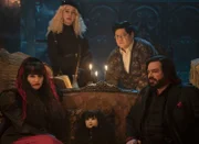 hinten v.l.n.r.) Führerin (Kristen Schaal); Guillermo (Harvey Guillén); (vorne v.l.n.r.) Nadja (Natasia Demetriou); Laszlo (Matt Berry)