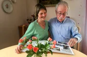 Ehepaar Lätsch beim Bilder anschauen