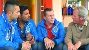 Die Trödelprofis Mauro Corradino (li.), Sükrü Pehlivan (2.v.li.) und Otto Schulte wollen den 60-jährigen Rudolf (re.) unterstützen