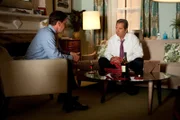 L-R: Peter Burke (Tim DeKay) und Agent Kramer (Beau Bridges)