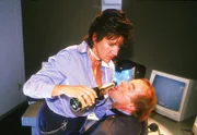 Zur 'Belohnung' für seine Dienste und weil es in ihren Racheplan passt, lässt sich Karin alias Walter (Katy Karrenbauer) auf ein tete a tete mit Kittler (Egon Hofmann) ein.