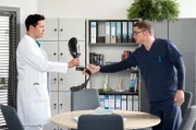 Elias Bähr (Stefan Ruppe, r.) sucht Hilfe bei Philipp Brentano (Thomas Koch, l.). Kann der Bens Sportprothese so präparieren, dass sie nicht mehr scheuert?