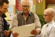 Pierce (Chevy Chase, M.) hat eine neue Aufgabe - er soll das neue Schulmaskottchens entwerfen. Jeff (Joel McHale, l.) und Pelton (Jim Rasch, r.) sind auf den Design-Vorschlag gespannt ...