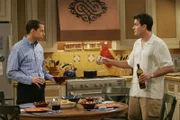 Alan Harper (Jon Cryer, l.): Charlie Harper (Charlie Sheen, r.)