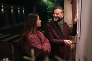 Ferhat (Mehmet Kucak) möchte Ute mit einer spontanen Nachricht aufheitern. Links Esma (Özge Delioglan)