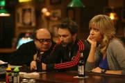 (v.l.n.r.) Frank Reynolds (Danny DeVito); Charlie Kelly (Charlie Day); Dee Reynolds (Kaitlin Olson)
