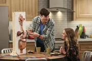 Als Alan die Beziehung mit Ms. McMartin (Maggie Lawson, r.) beendet, versucht Walden (Ashton Kutcher, l.) alles, um sie zu besänftigen, damit der Adoption von Louis nichts im Wege steht ...