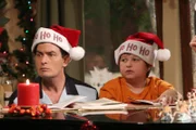 Auf gar keinen Fall dürfen Charlie (Charlie Sheen, l.) und Jake (Angus T. Jones, r.) Sandys Weihnachtsrituale missachten …; Auf gar keinen Fall dürfen Charlie (Charlie Sheen, l.) und Jake (Angus T. Jones, r.) Sandys Weihnachtsrituale missachten