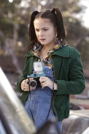 Das NCIS-Team untersucht den Verkehrsunfall eines Marines, was bei Abby (Brighton Sharbino) einige unschöne Erinnerungen an ihre Zeit als junges Mädchen auslöst ...
