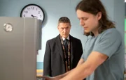 Felix Rückert (Tom Böttcher, re.) hat in der neuen Praxis von Dr. Kaminski (Udo Schenk, li.) Maler- und Stuckateurarbeiten durchgeführt. Die beiden waren sich nicht immer einig und dementsprechend ist auch die Stimmung zwischen den beiden. Selbst als sich Kaminski nach Felix' gesundheitlichen Zustand erkundigen will, unterstellt ihm dieser, nur Angst zu haben, dass er nicht rechtzeitig mit den Praxisräumen fertig wird.