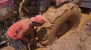 Die mit Schlamm überfluteten Straßen lassen sich manchmal nur noch mit einem Traktor befahren.