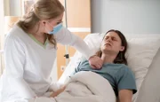 Als Schwester Miriam (Christina Petersen) nach Felix Rückert (Tom Böttcher) schaut, geht es diesem sehr schlecht.