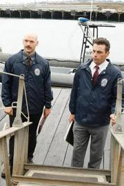 Detective Thomas "TJ" Jaruszalski (Corey Stoll, l.) und Detective Rex Winters (Skeet Ulrich)