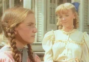 Albert versteht sich prächtig mit Charles, den er schon bald als 'Pa' bezeichnet. Doch damit kommt Laura (Melissa Gilbert, l.) gar nicht zurecht ...