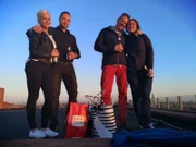 Von links: Sandra Urban, Lars Stachowiak, Mirko Scheffe und Jenny machen eine Picknick auf einer Dachterasse in Antwerpen.
