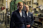 Maike (Carina Wiese, l.) und Jana (Barbara Prakopenka, r.) betreten die Schlosserei.