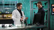 Detective Mac Taylor (Gary Sinise, r.) und Adam Ross (A.J. Buckley) müssen drei Mordfälle aufklären und das alles am Valentinstag.