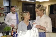 Als Anna (Jeanette Biedermann, M.) ihr Hochzeitskleid Susanne (Heike Jonca, r.) zeigt, erfährt Ulrich (Wolfgang Wagner, l.) von der geplanten Hochzeit ...