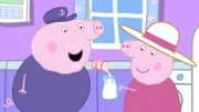 Als es der Eiswagen ausverkauft ist, entscheidet sich Oma Wutz (re.) dazu, ihre eigene Eiscreme herzustellen.