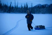 Johnny Rolfe folgt seiner Spur zurück zu seiner Hütte (National Geographic/Jamie Holland).