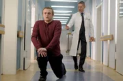 Dr. Kaminski (Udo Schenk, re.) macht seinem frischoperierten Patienten Fridjow Olsen (Johannes Scheidweiler, li.) eine Ansage.