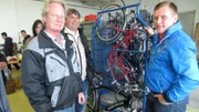 Trödelexperte Otto Schulte (re.) hilft Rudolf (li.) beim Verkauf der Fahrräder