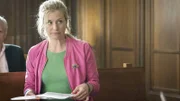 Jenny (Birte Hanusrichter) "platzt" mit einem Fax in die Verhandlung.