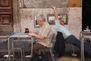 Rom, Italien - Leo Stevenson (Hauptdarsteller) wird gefilmt - Mona Lisa Anagramm + John Blystone (Regisseur) & Peter Thorn (Kameramann) - Leo betrachtet ein Anagramm von Mona Lisa (Mon Sali) und die Möglichkeit, dass die Frau auf dem Mona Lisa-Gemälde in Wirklichkeit jemand anderes ist.