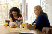 Miriam Schneider (Christina Petersen, re.) bittet ihre Freundin Rieke Machold (Liza Tzschirner, li.) über etwas nachzudenken. Das hat diese auch getan, doch die Antwort gefällt Miriam nicht wirklich.