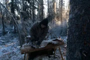 Johnny Rolfe fertigt einen Parka für seinen Hund Java. (National Geographic/Ben Farrar)