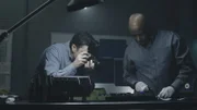 REENACTMENT - Nach der Bergung des FADEC (Full Authority Digital Engine Controller) aus dem China Airlines-Flug 676 beginnt der NTSB-Systemanalytiker Jeff Guzzetti (gespielt von Jordon Gray) mit der mühsamen Extraktion der Daten aus dem Gerät, in der Hoffnung, damit die Ursache für den Einschlag des Airbus A-300 in ein Wohngebiet in der Nähe von Taipeh zu ermitteln. (Cineflix 2023)