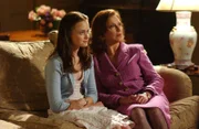 Zurück in Stars Hollow stattet Rory (Alexis Bledel, l.) ihrer Großmutter Emily (Kelly Bishop, r.) einen Besuch ab, während Lorelai von Lukes Eheproblemen erfährt ...