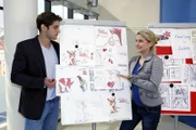 Jonas (Roy Peter Link, l.) ist überrascht von Annas (Jeanette Biedermann, r.) Präsentation.