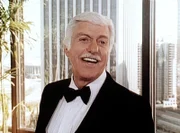 Dr. Sloan (Dick Van Dyke) ist auf dem Empfang des Bürgermeisters.