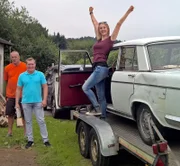 Constantin (re.) ist nicht bereit sich von seinen Oldtimern zu trennen, hier muss Otto Schulte (re.) Überzeugungsarbeit leisten. v.l.: Jonny, Otto, Chiara