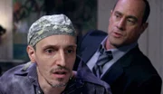 Plötzlich taucht ein Foto vom Tatort mit der Leiche einer ermordeten Frau im Internet auf. Der Hotelbesitzer Richard Biggs (Victor LaMantia, l.) gesteht, das Foto verkauft zu haben und wird kurz darauf von Detective Stabler (Christopher Meloni) verhaftet. Aber ist Biggs auch der Mörder?