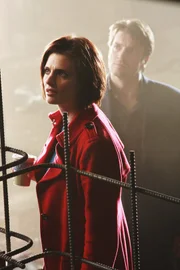 Kate Beckett (Stana Katic, l.) und Richard Castle (Nathan Fillion, r.) können kaum glauben, was sie am Tatort zu Gesicht bekommen.