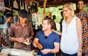 Ausflug der Passagiere Scarlett Stegmann und Matthias Moritz zu Auswanderin Andrea und den „Nature Volunteers“ in die Bürstenfabrik.