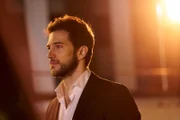 Gelingt es dem Top-Experten Eric Beaumont (Luke Roberts, l.), bei der Verhandlung mit den Entführern von sich zu überzeugen?