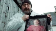 Gerichtsmediziner Heiko (Heiko Pinkowski) mit einem Beweismittel.