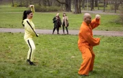 Miriam Schneider (Christina Petersen, hi.li.) und ihre zukünftige Ehefrau Rieke Machold (Liza Tzschirner, hi.re.) treffen zufällig im Park Arzu Ritter (Arzu Bazman, li.). Tai Chi mit Meister Nam (Nam Duong Hoai, re.) gehört in jedem Fall dazu.