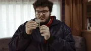 Schrotthändler Axel (Axel Ranisch) vereitelt einen Drogendeal.