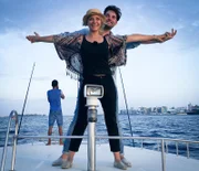 Steven und Alixa aus dem Showensemble stellen die berühmte Pose aus dem Film "Titanic" nach.